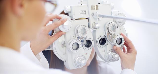 Image d'un opticien ajustant l'appareil de contrôle de la vision.